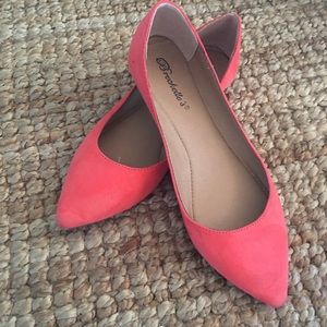 Breckelle’s bright orange pointed flats Size 7